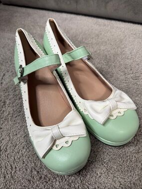 Women’s Green Chunky Heel Mary Jane Pumps Cute Bow & Hearts Round Toe Size 7 NEW